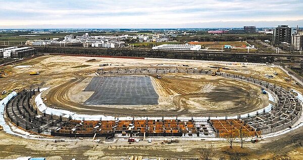 為趕上2025年全運會使用,雲林縣虎尾高鐵運動園區田徑場全速趕工,目前進度9.54%,超前3.9%,預計2025年7月中旬完工。(雲林縣府工務局提供/周麗蘭雲林傳真)