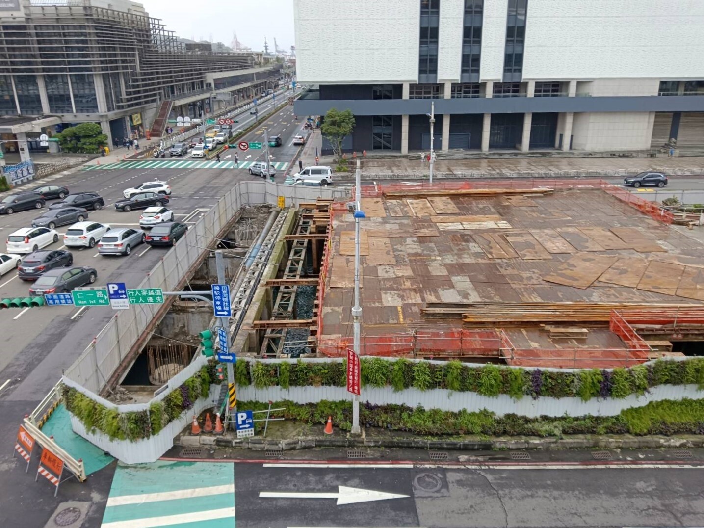 基隆市政府發包興建平台和通道，串接相鄰的東岸、市民和郵輪廣場，工程施作並不順利，預計要延到今年底才能完成。記者邱瑞杰／攝影 