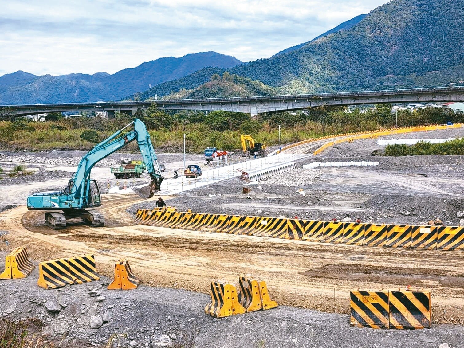 南投縣埔里守城橋便道工程已近尾聲，最快本月7日可通車。記者賴香珊／攝影 