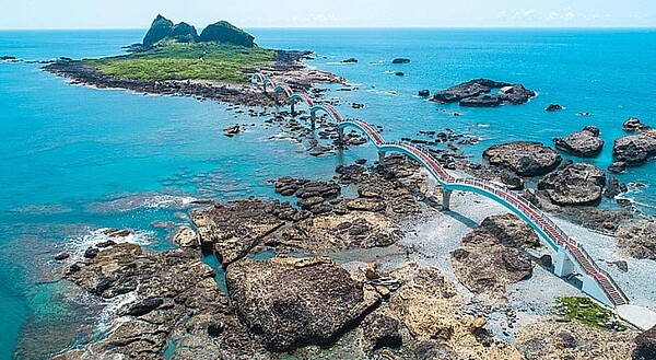 東海岸三仙台八拱橋去年封閉，不過風景區去年仍吸引38萬45人來此朝聖。圖／東管處提供

