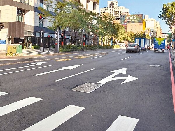 台中市議員陳俞融4日表示，道路重鋪是檢討及改善標線的最佳時機，然市府去年完成445處路面燙平工程，卻未充分利用機會改善原有路面標線；許多路段重鋪後維持禁行機車及兩段式左轉恐讓機車騎士面臨更多突發風險。圖／台中市議員陳俞融提供