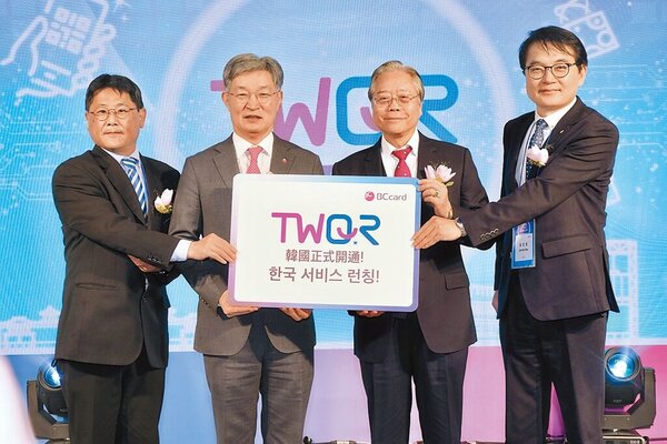 TWQR正式登陸韓國，可在超過3萬家商家消費。左起為駐韓代表處組長黃中兆、BC Card執行長崔元碩、銀行公會理事長雷仲達、韓國觀光公社本部長劉鎮鎬。圖／財金提供