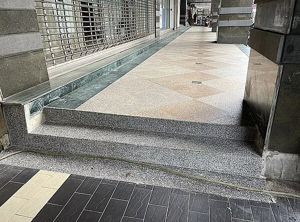 行人路權受到重視,新竹市政府有鑑於新竹市舊城區路幅狹小,騎樓常遭違規占用,加上鄰棟騎樓間高低落差造成行人難以通行。圖/新竹市政府提供