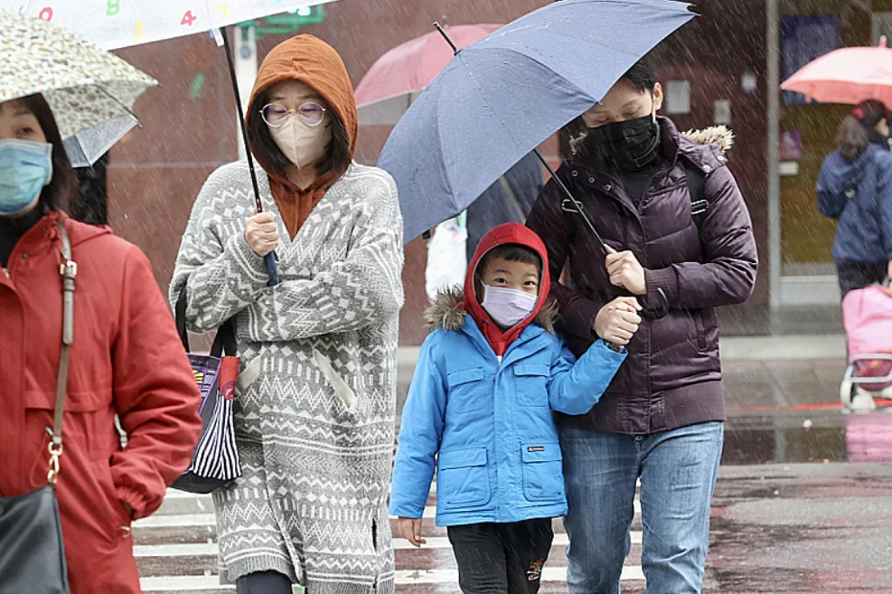 周三開始連續3天都容易下雨,氣溫持續下降,愈接近除夕夜,天氣愈冷。聯合報資料照片