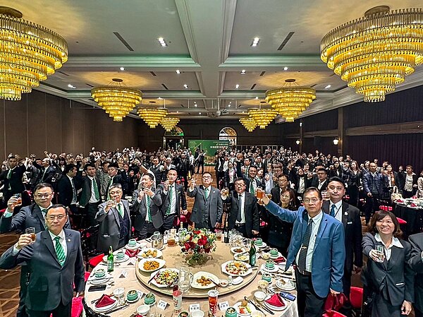 有巢氏房屋高雄尾牙結合頒獎典禮,以豐盛菜餚歡慶2023年好成績。圖/永慶房產集團提供