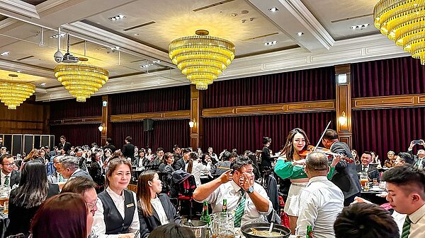 尾牙除了吃美食、抽大獎,還有樂團表演,與台下有巢氏房屋夥伴們開心互動。圖/永慶房產集團提供