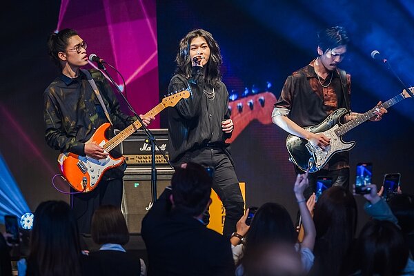 永慶不動產暨永義房屋高雄區尾牙,邀請知名樂團糜先生帶來精彩的表演。圖/永慶房產集團提供