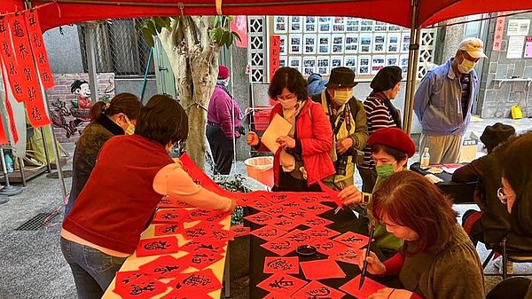 台北市大安區龍生里里辦公室舉行春節揮毫活動，有多款免費春聯送給民眾。