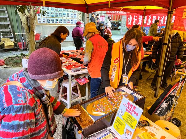 永慶房屋協辦大安區龍生里春節揮毫活動，提供彈珠檯遊戲，與里民同樂。
