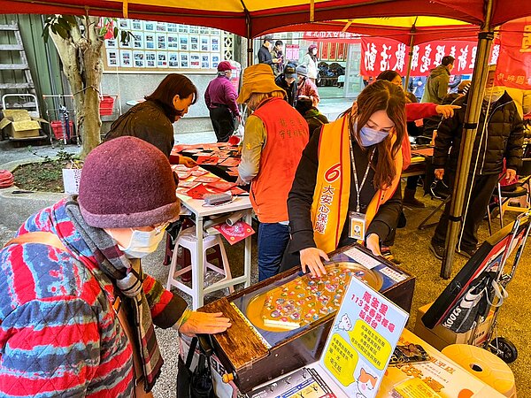 永慶房屋協辦大安區龍生里春節揮毫活動，提供彈珠檯遊戲，與里民同樂。