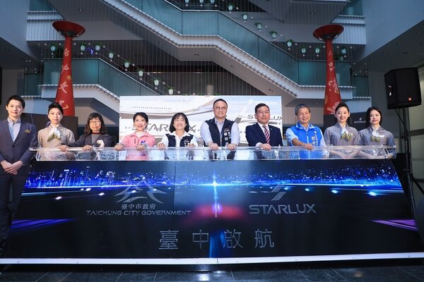 台中市府與星宇航空策略長劉允富一同召開記者會宣布啟航喜訊。圖／觀光旅遊局提供