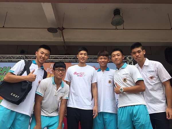 周天成（左三）。圖／台北教育局提供