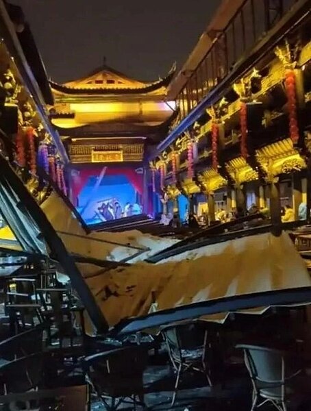 湖南省張家界「七十二奇樓」景區裡一茶館棚頂因暴雪倒塌致22人受傷。圖/取材自中國經營報