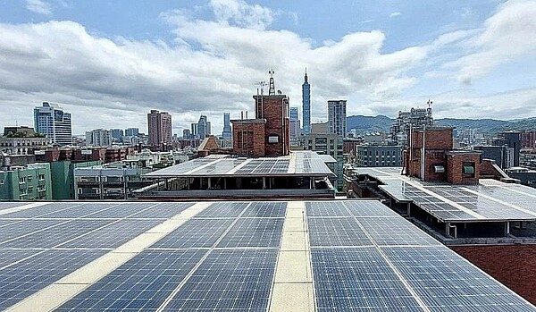 內政部今天召開「建築物設置太陽光電」研商會議,地球公民基金會發布聲明並提出3點呼籲,建議此辦法的建物面積下修為90坪。圖/聯合報系資料照