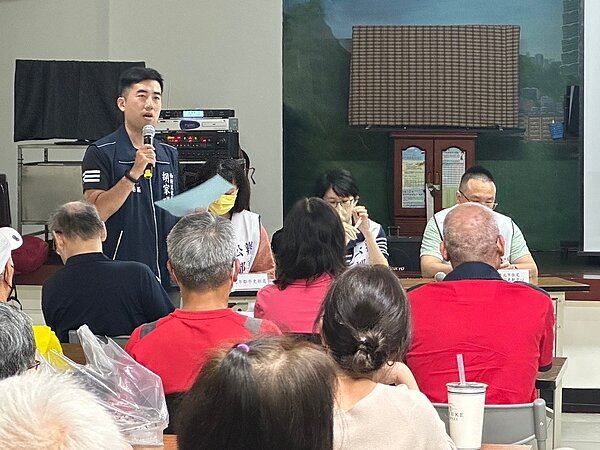 南港區西新里里長胡家瑒長期在地方協助都更整合,並協助地方辦理及參與都更說明會。圖/台北市都更處提供