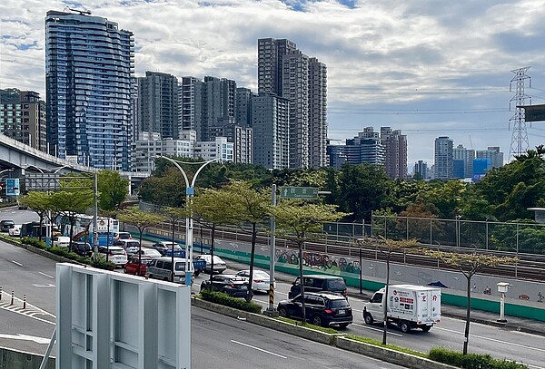 「救命道路」淡北道路正式開工動土，未來將大大紓解淡水的壅塞車流，對房市是更大加持。圖／新北市政府提供