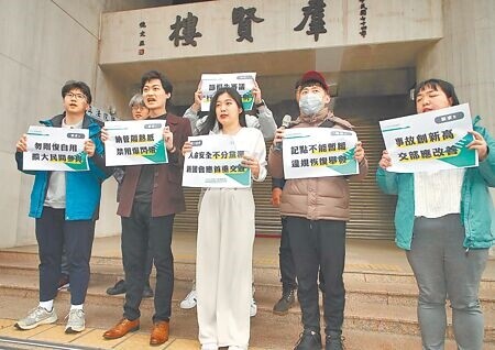 
行人零死亡推動聯盟5日在立法院群賢樓前召開「人命安全不分黨派，新國會應首重交通改善」記者會，提出4大訴求包括道路全面落實人行道等，並呼籲三大黨應全力支持「行人交通安全設施條例」草案盡速送審，以減少道路事故死傷，及早落實零死亡願景。（劉宗龍攝）
