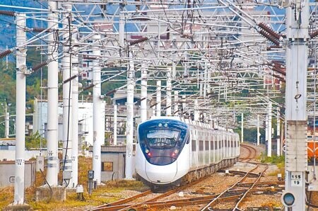 
台鐵新自強號2日發生男姓旅客擅自拉下車長閥，讓列車臨停在台東金崙站後下車離去，案經鐵路警察局花蓮分局調閱監視器，發現是家住台東的28歲謝姓男子涉案。圖為新自強號但非案發列車。（本報資料照片）
