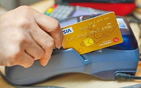 
萬事達卡公布《台灣青年金融行為調查》，8成以上18歲至25歲受訪民眾日常消費會使用簽帳金融卡。圖為信用卡刷卡畫面。（本報資料照片）
