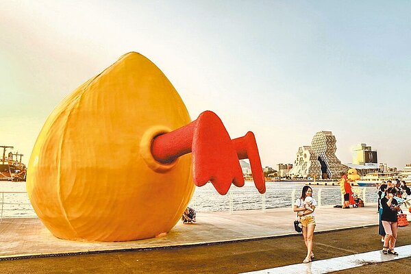 黃色小鴨游進高雄愛河灣,吸引逾200萬人朝聖,除了小鴨好拍外,話題性十足的「屁屁鴨」也吸引民眾搶拍。圖/高市觀光局提供