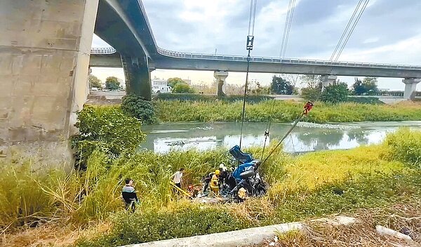 彰化縣台76線快速公路西向13公里處5日發生車禍，一輛小貨車從10多公尺高的高架橋摔落，車上49歲王男載著72歲老父，兩人被救出送往醫院後均宣告不治。圖／民眾提供