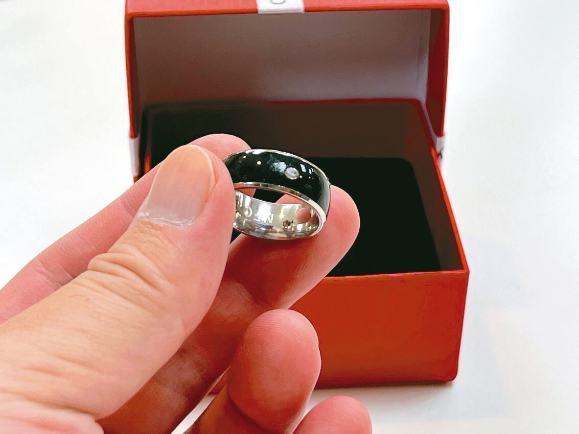 民眾花340元在一頁式詐騙網站買宣稱有悠遊卡功能的「智慧指環」,實際無任何功能。記者鍾維軒/攝影