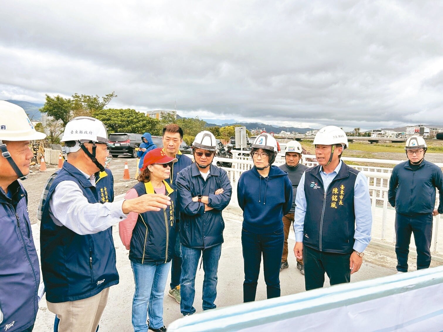 台東縣太平溪右岸河堤道路施工進入最後一哩路,縣長饒慶鈴(前排右二)勘查施工情況,「馬蘭橋至康樂橋段」預計4月底完工通車。記者徐白櫻/攝影