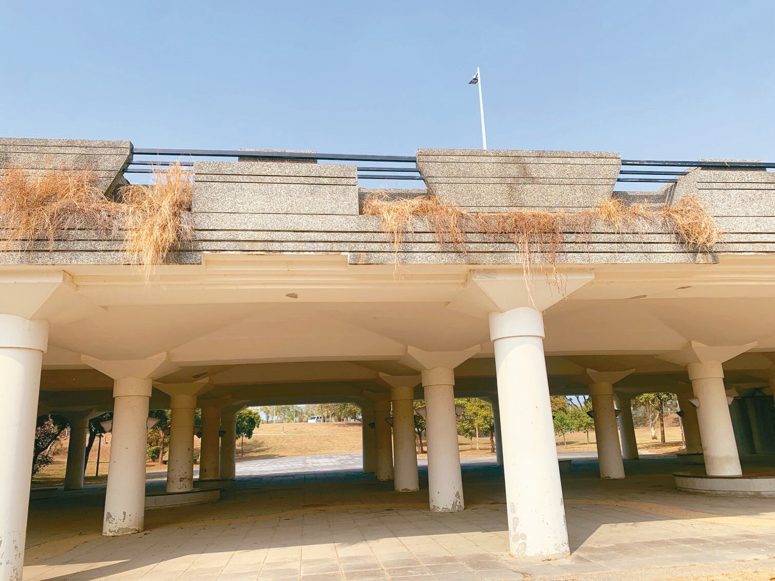 高雄都會公園二期園區道路綠蔭不足、設備老舊。記者宋原彰／攝影 