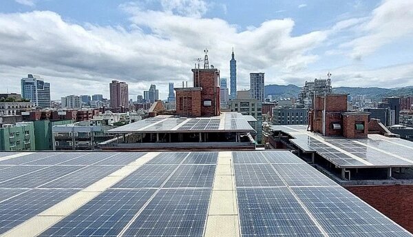 內政部召開「建築物設置太陽光電」研商會議，地球公民基金會發布聲明並提出3點呼籲，建議此辦法的建物面積下修為90坪。圖／聯合報系資料照

