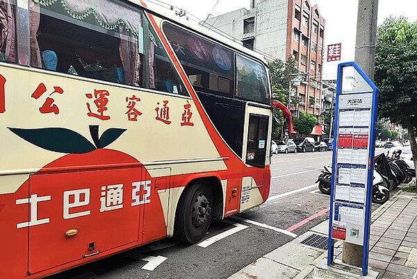 亞通客運代駛大溪至北捷永寧站710線(見圖)迄今,市府重新招標確定仍由亞通客運經營上路。圖/記者曾增勳攝影