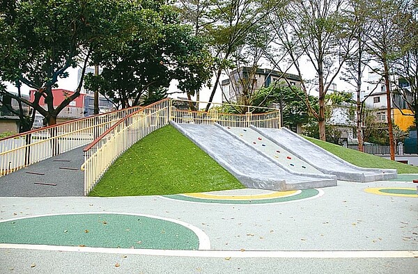 竹市府啟動「客雅溪大公園改造計畫五部曲」,已改善台溪親子公園,昨完工啟用。圖/竹市府提供