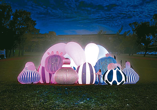 2024桃園燈會沒龍年主燈,市府觀旅局說,改以燈光展演秀取代,另有知名藝術家布燈,每座燈都是主角。圖/桃市觀旅局提供