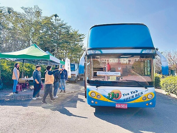 南投縣政府在鹿谷鄉農會茶業文化館設停車接駁站,大年初二至初五(11日至14日)提供大客車免費轉乘接駁服務。圖/南投縣政府提供