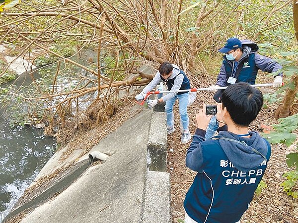 彰化縣環保局在年前針對海豐崙排水沿岸16家畜牧業執行專案稽查,共查獲5家畜牧業涉及違規情節並依法告發,偷排業者恐面臨最高2000萬元罰鍰外,還可能慘遭停工、停養處分。圖/彰化縣環保局提供
