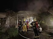 基隆鐵皮屋民宅晚間起火燃燒　消防員撲滅　起火原因待查