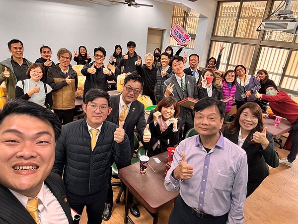 受贈18間學校校長與永慶加盟四品牌台南經管會幹部們合影,感謝永慶熱情回應在地公益。圖/永慶房產集團提供