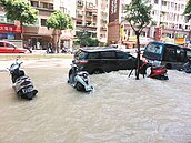 地下水管爆裂　三峽復興路一片黃海