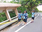 基隆正濱國中對面　候車亭地基淘空