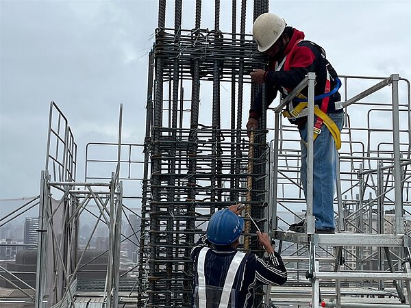 新北環狀線秀朗橋站捷運開發大樓舉行上梁典禮，在開工2年即完工，將提供1.5萬坪商業及辦公空間。圖／新北市政府提供