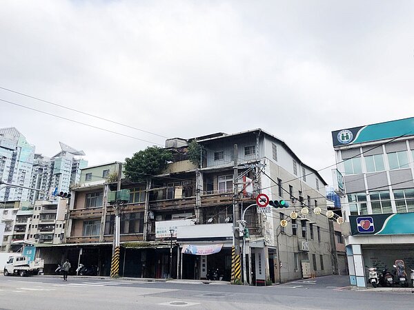 案件更新前為9棟老透天。圖/新北市都更處提供