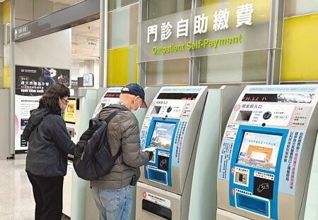 衛福部6日公布醫院評鑑結果,台北區的台北慈濟、雙和醫院都升格為醫學中心,圖為雙和醫院內民眾批價繳費的情形。(姚志平攝)