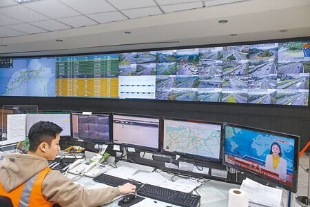 農曆春節連假8日開始,公路局預判25處省道易壅塞路段,估初二到初三最塞。圖為高速公路局北區交控中心作業情形。(鄧博仁攝)