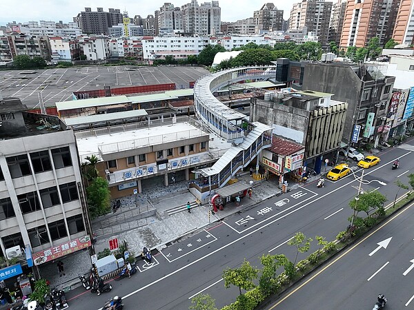 醫院進駐+商場 桃鐵路地下化「這站」房市再添亮點 桃園鐵路地下化建設持續進展,內壢未來也將是備受矚目的一站;桃園市都發局江南志局長表示,內壢火車站地下化後,更加提高發展強度,並均衡前後站發展。圖/桃園市都發局提供