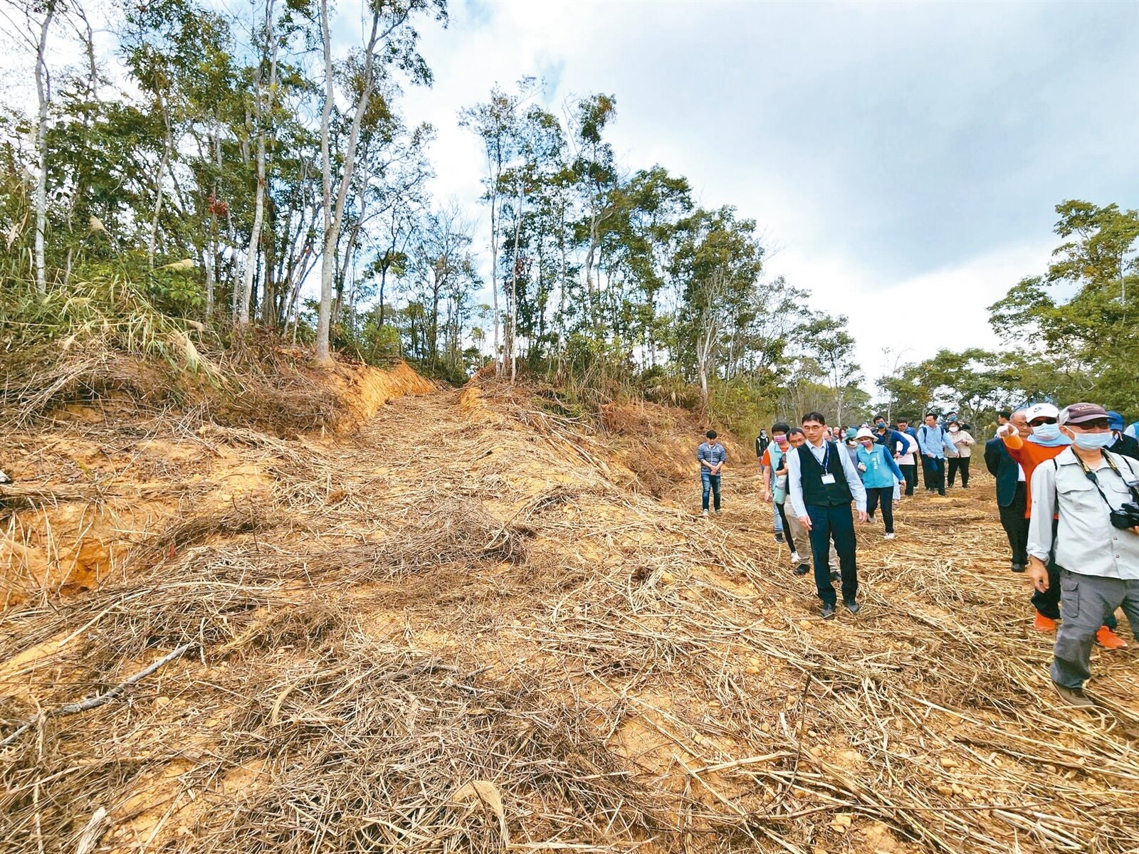 埔里農莊開發旅宿與遊憩區,居民陳情濫墾山林,副議長潘一全昨會勘,發現山頭被「剃頭」,要求縣府查辦。記者賴香珊/攝影