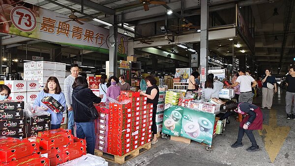 雲嘉南最大的水果批發市場、嘉義市果菜批發市場,年節前交易熱絡,量價齊揚,許多民眾到市場選購水果禮盒。記者魯永明/攝影