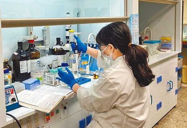 台中市政府6日啟動台糖梅花肉片複驗,市府全程錄影,盼最快7日有結果。圖/台中市食安處提供