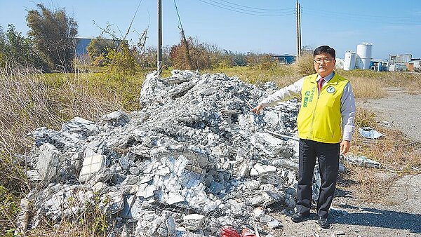 台中市清水區大甲溪堤防護岸路旁,驚見5處非法堆置大批廢棄物,市議員楊典忠6日痛斥,「把海線當垃圾場」。(市議員楊典忠服務處提供/陳淑娥台中傳真)