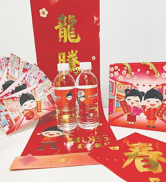 星展銀行紅包袋、發財水。圖／業者提供
