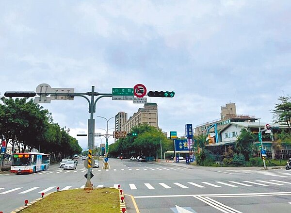 新北市交通局預計4月底前先針對林口文化一路與仁愛路、文化一路與四維路口設置LED燈路牌,圖為文化一路與四維路口。圖/新北市交通局提供