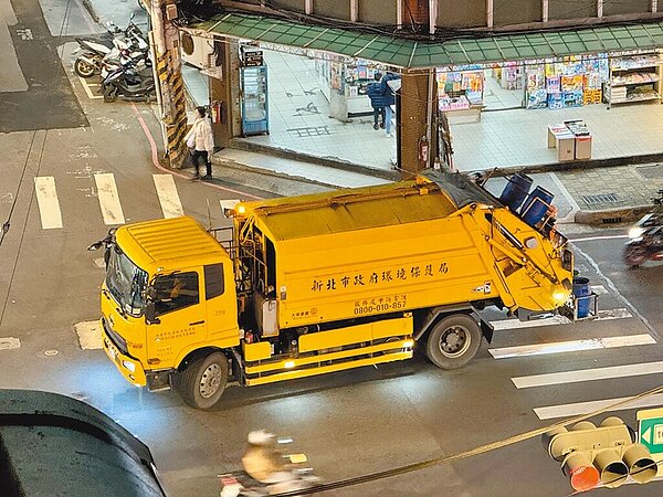 新北清潔隊7日加班收運垃圾;10日至12日(農曆初一至初三)停止收運,新北市設置71處定時定點收運站。圖/新北市環保局提供